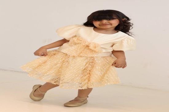 صورة طقم تيور أصفر وبلوزة ترتر وفينكة ترتر وتنوره دانتيل